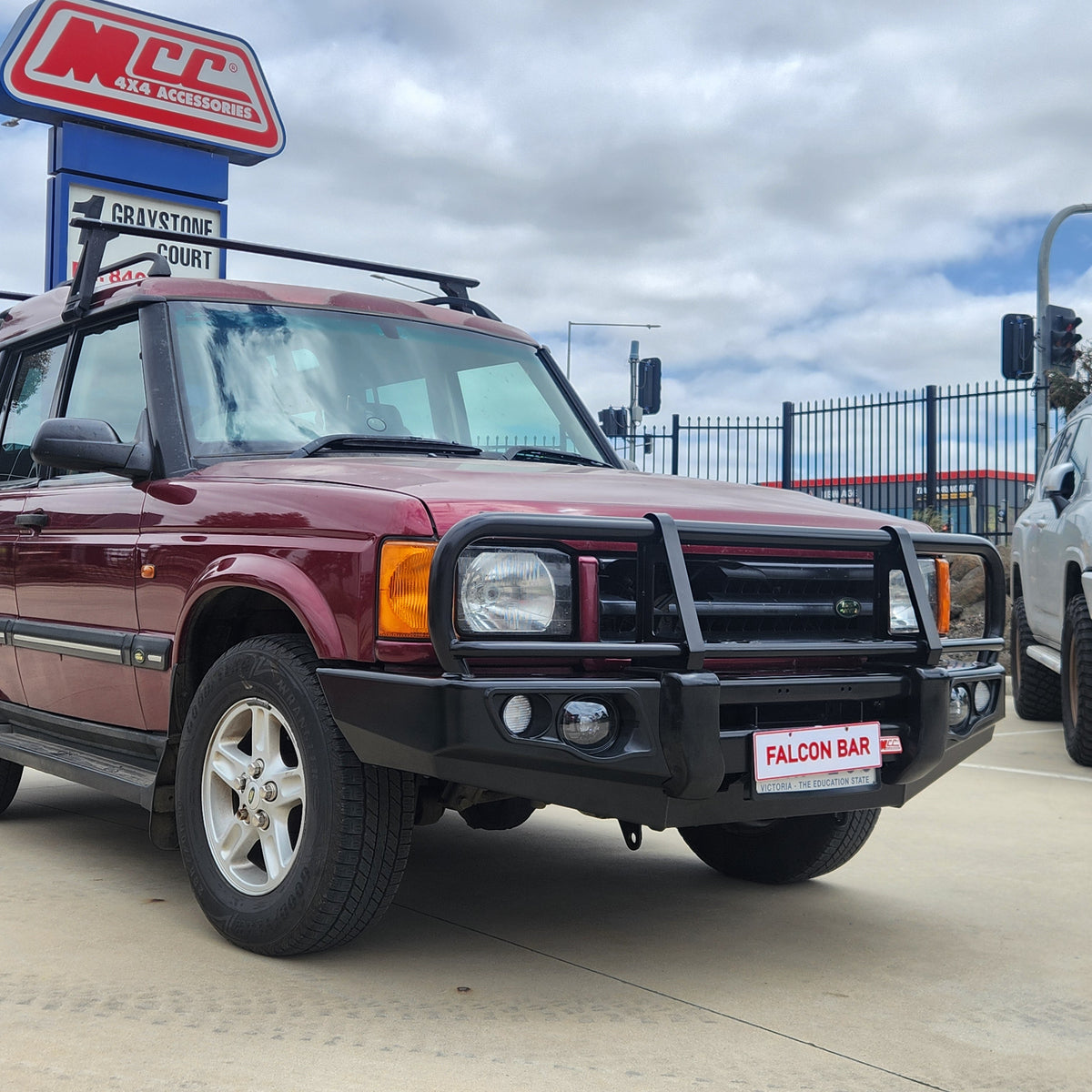 Discovery 1 & 2 1989-2004 707-02 Falcon Bull Bar Black A-Frame Package (No Foglight) - SKU MCC-09001-702UP